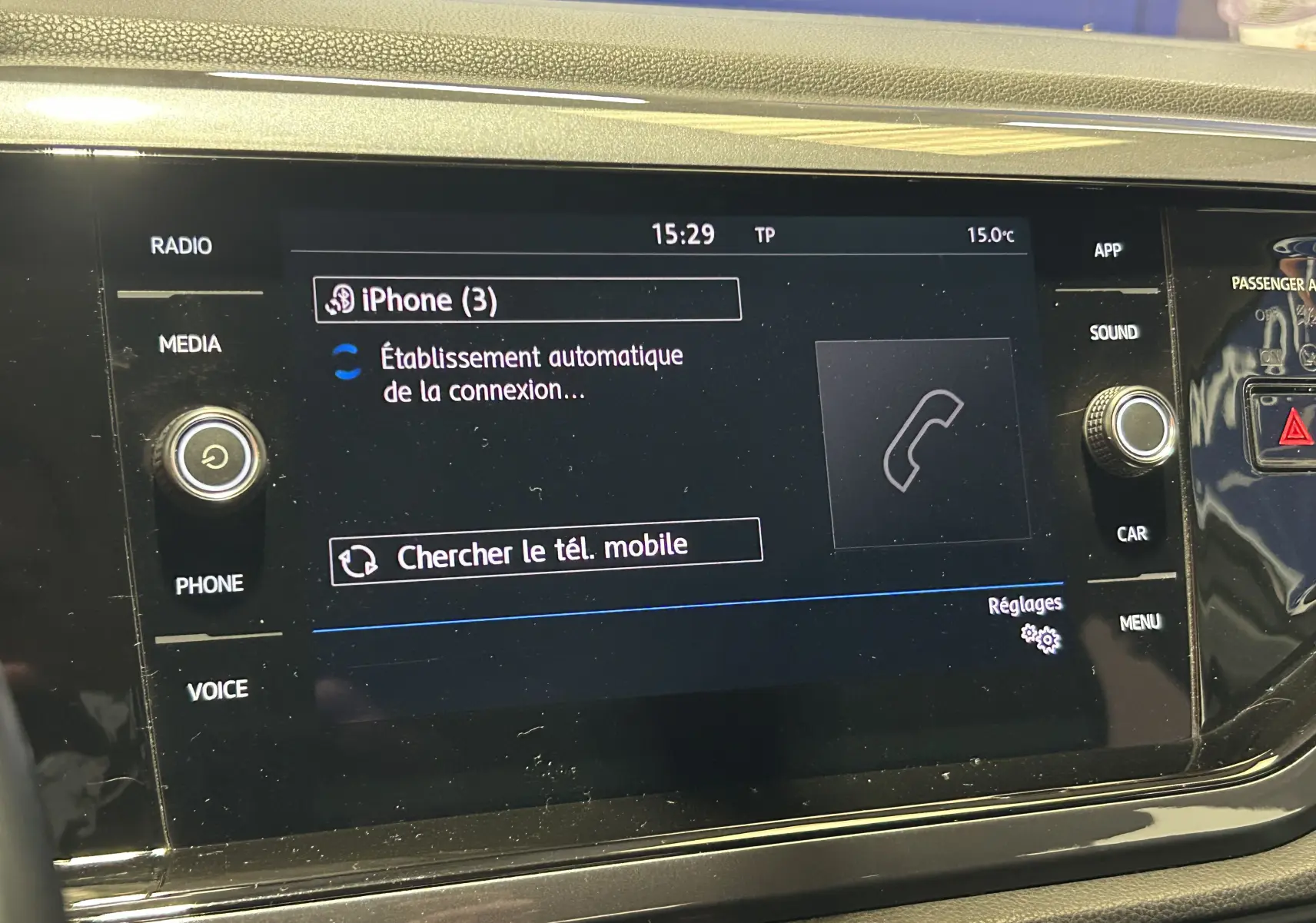 Écran tactile central de la Volkswagen Polo gris 2018 affichant la connexion Bluetooth d’un iPhone en cours.