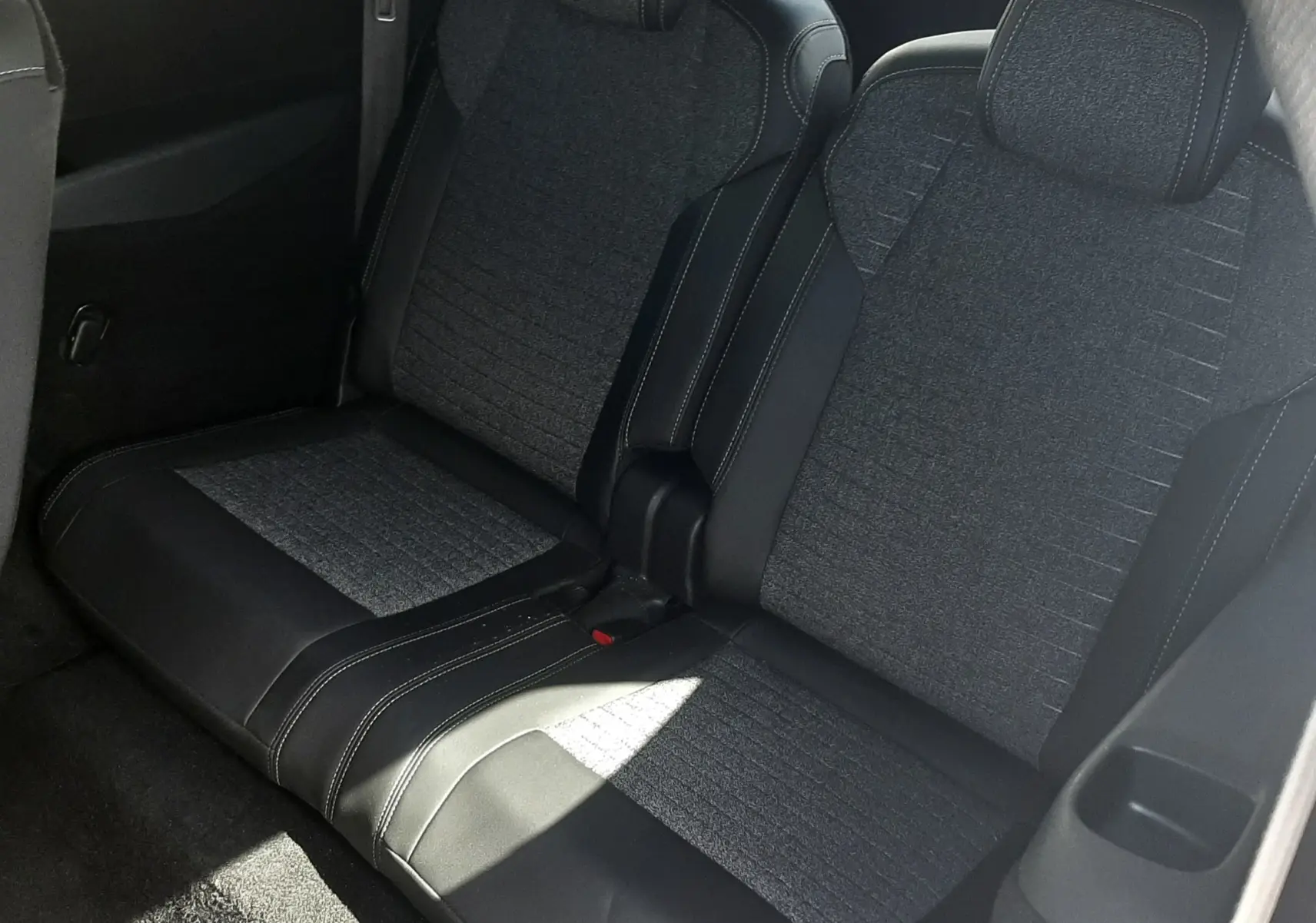 Vue rapprochée des sièges arrière en tissu et cuir noir du Peugeot 5008 Hybrid 2025, côté droit.