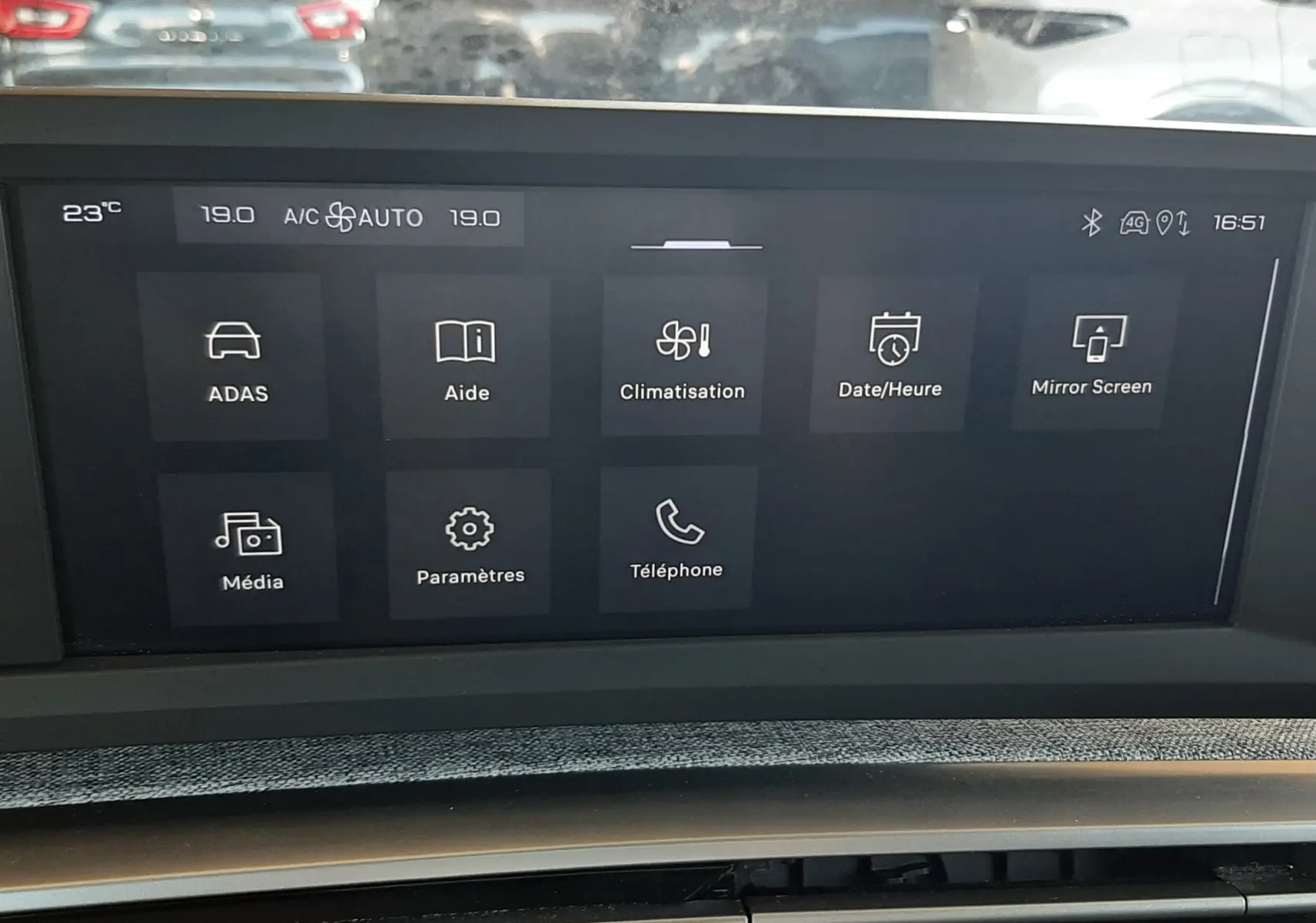 Écran tactile central du Peugeot 5008 Hybrid 2025 affichant les menus ADAS, climatisation et téléphone, intérieur noir.