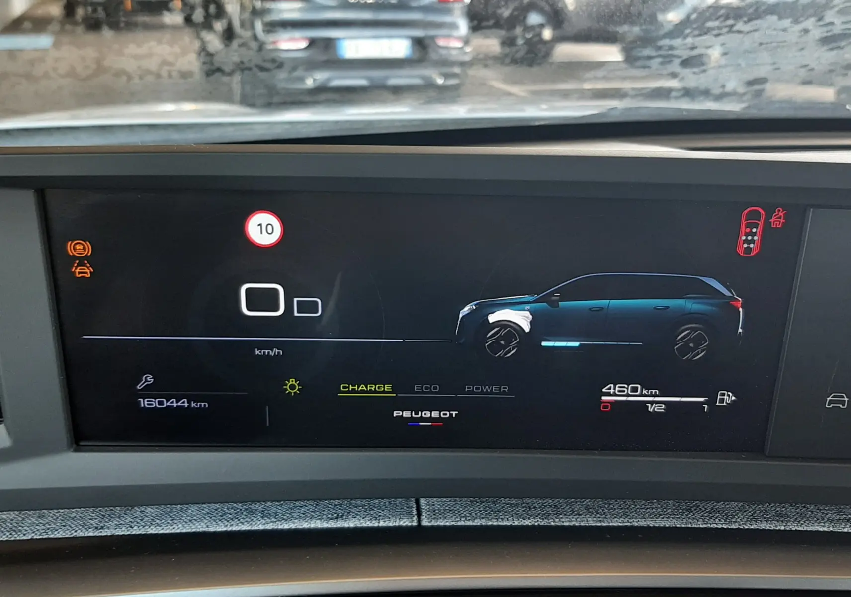 Tableau de bord numérique du Peugeot 5008 Hybrid 2025 affichant l'autonomie et la silhouette du véhicule en vue frontale.
