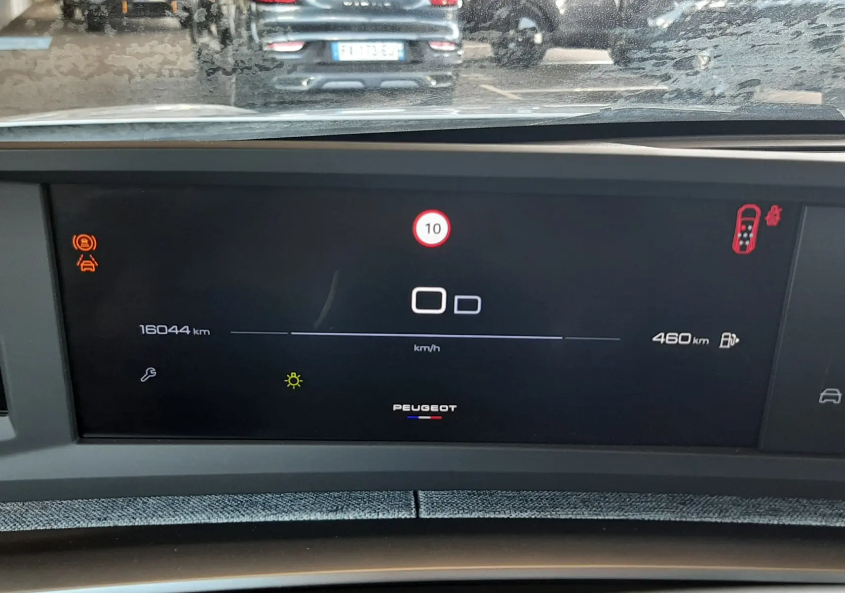 Tableau de bord numérique du Peugeot 5008 hybride 2025, affichant la vitesse et l'autonomie, vue intérieure frontale.
