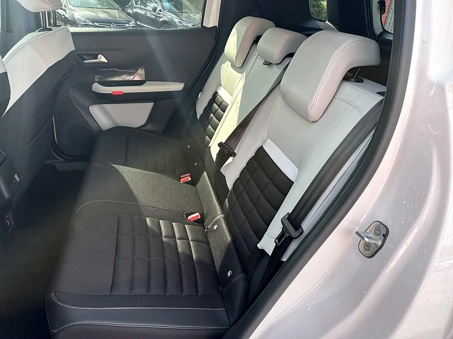 Vue intérieure côté droit des sièges arrière bicolores noir et blanc du Citroën C3 Aircross blanc 2026.