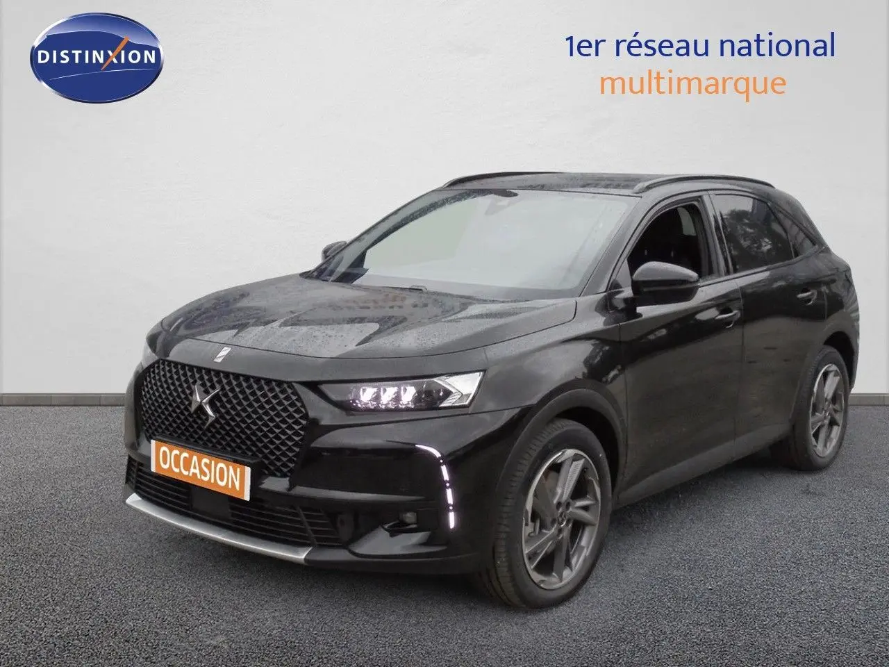 DS7 Crossback E-TENSE noir perle métal, vue 3/4 avant droit, avec calandre distinctive et feux LED allumés.