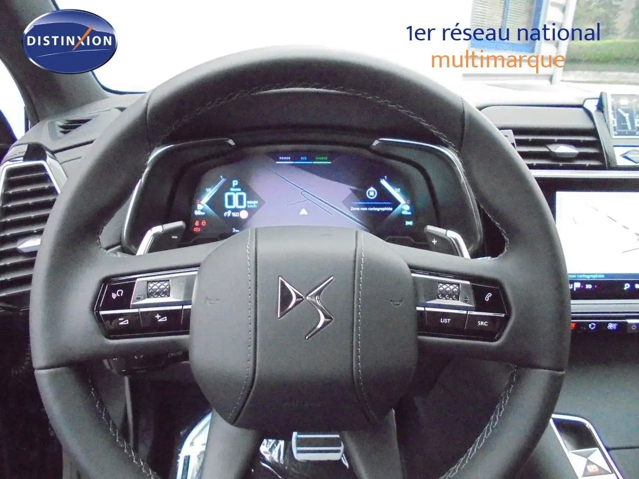Vue rapprochée du volant cuir noir avec logo DS et tableau de bord numérique du DS7 Crossback E-TENSE 2021.