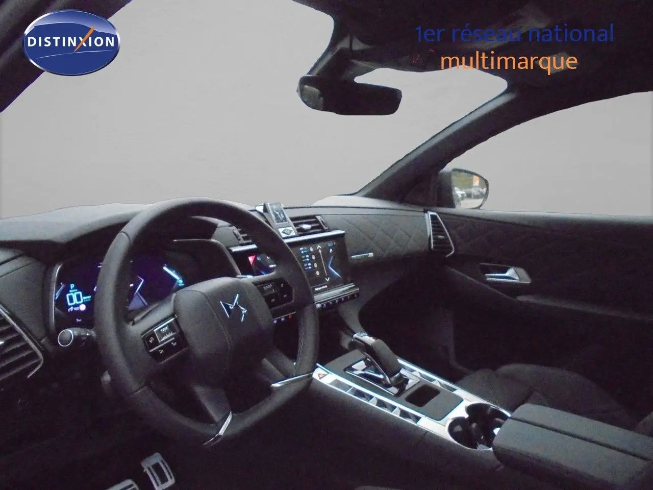 Vue intérieure côté conducteur du DS7 Crossback noir perle métal, mettant en valeur le tableau de bord et la console centrale moderne.