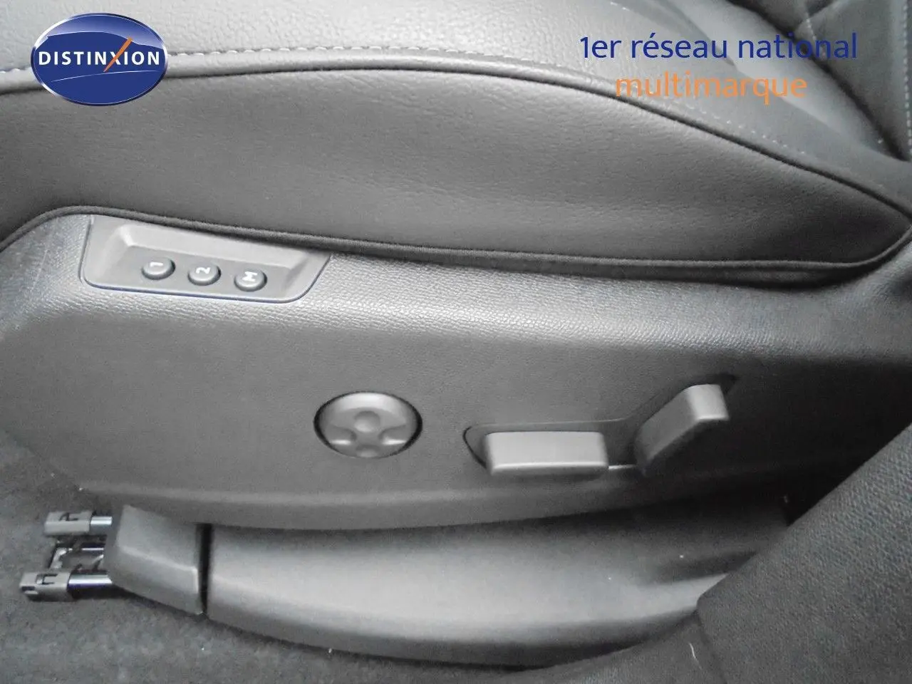 Détail des commandes de réglage électrique du siège conducteur en cuir noir du DS7 Crossback E-TENSE 2021.