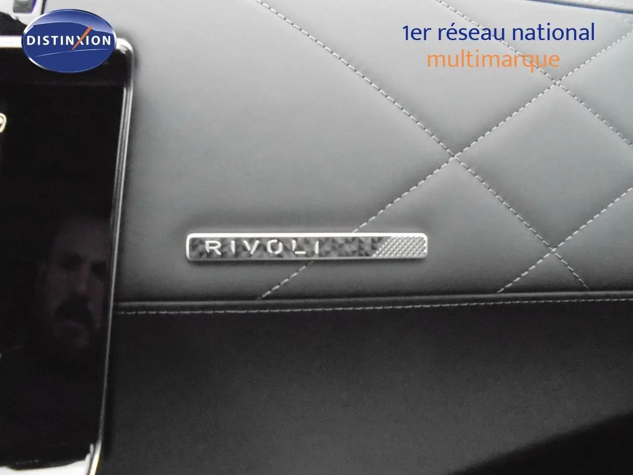 Détail de la planche de bord en cuir noir avec badge Rivoli sur DS7 Crossback E-TENSE 2021.
