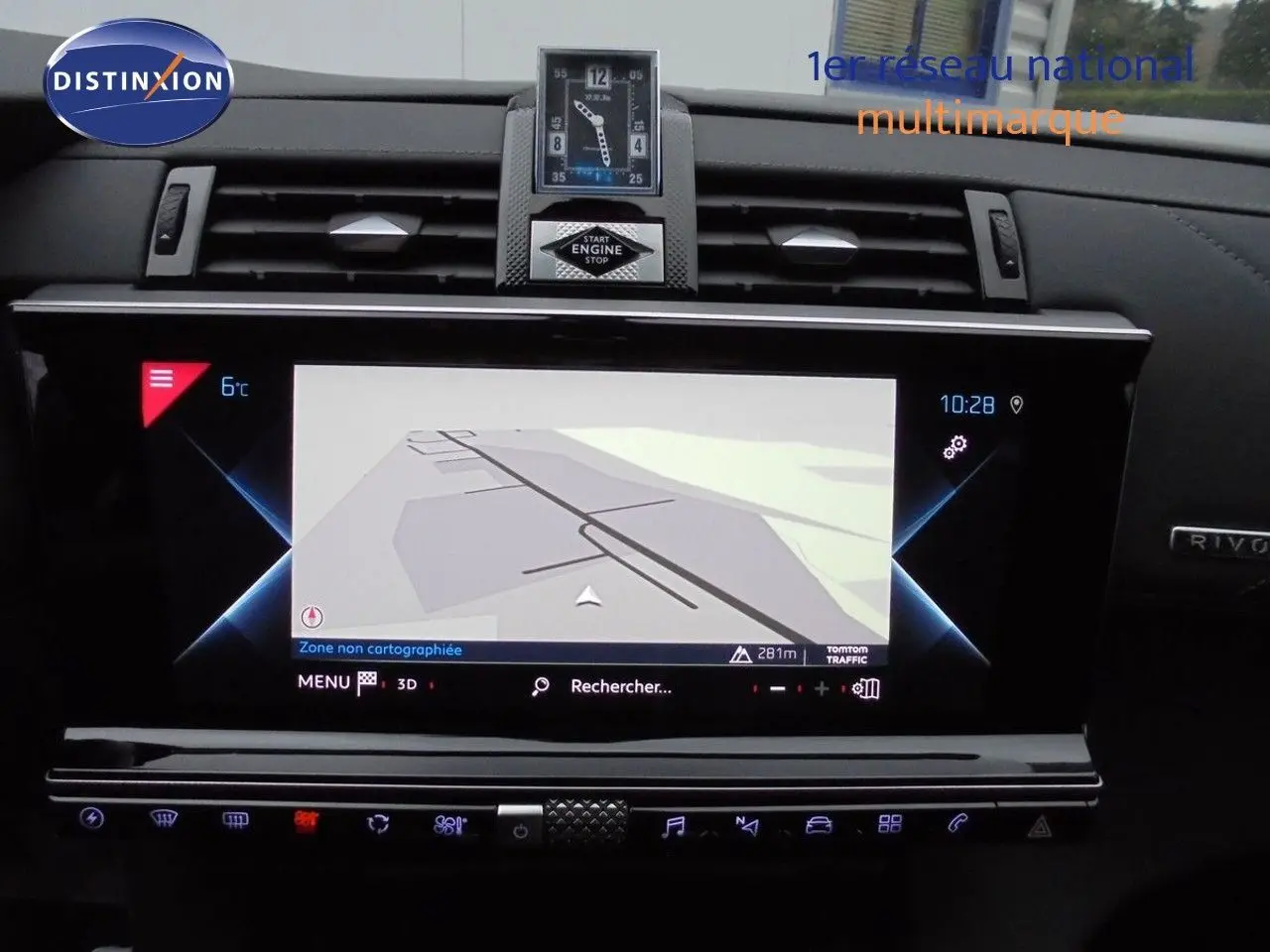 Vue rapprochée du tableau de bord du DS7 Crossback noir perle, écran tactile de navigation et horloge digitale.