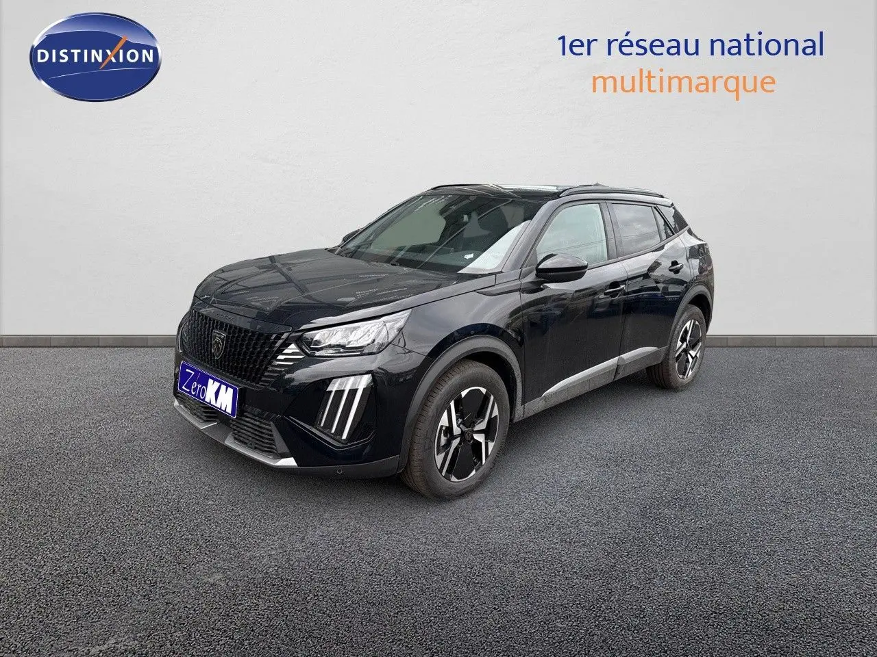 Peugeot 2008 Hybrid noir métal en 3/4 avant droit, avec feux LED et jantes bi-ton distinctives.