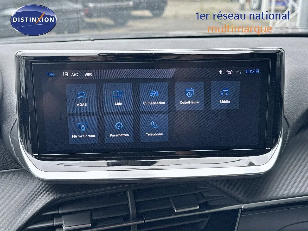 Écran tactile central du tableau de bord du Peugeot 2008 Hybrid 136ch Allure 2025, avec interface multimédia visible.
