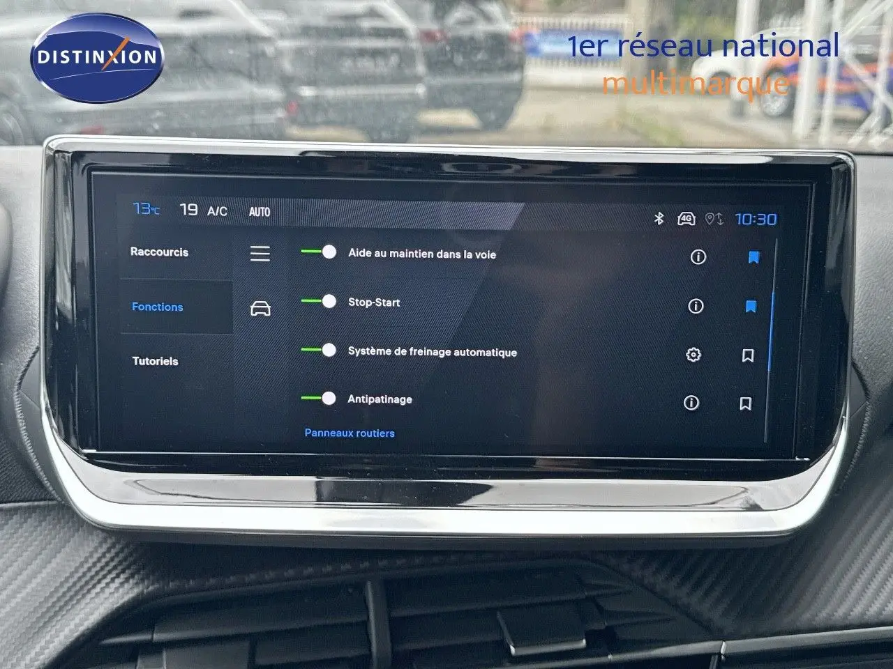 Écran tactile central du Peugeot 2008 Hybrid 136ch Allure 2025 affichant les aides à la conduite activées.