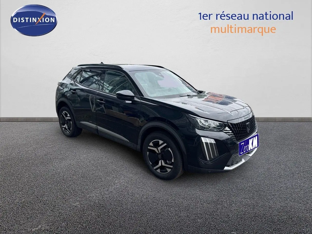 Peugeot 2008 Hybrid 136ch noir métal en 3/4 avant droit, avec jantes biton et feux LED distinctifs.