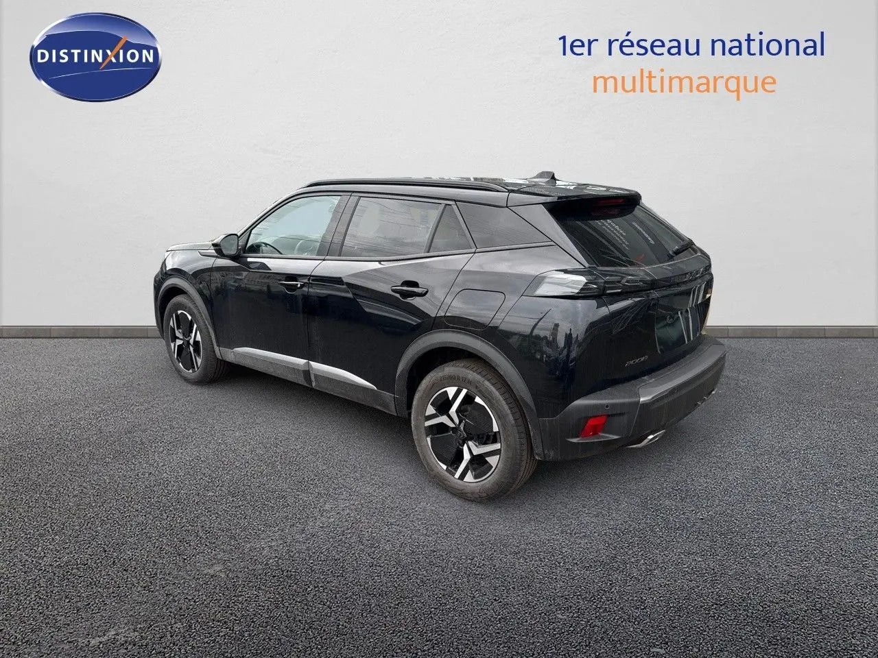 Peugeot 2008 Hybrid noir métal vue 3/4 arrière côté gauche, avec jantes bi-ton et toit panoramique.