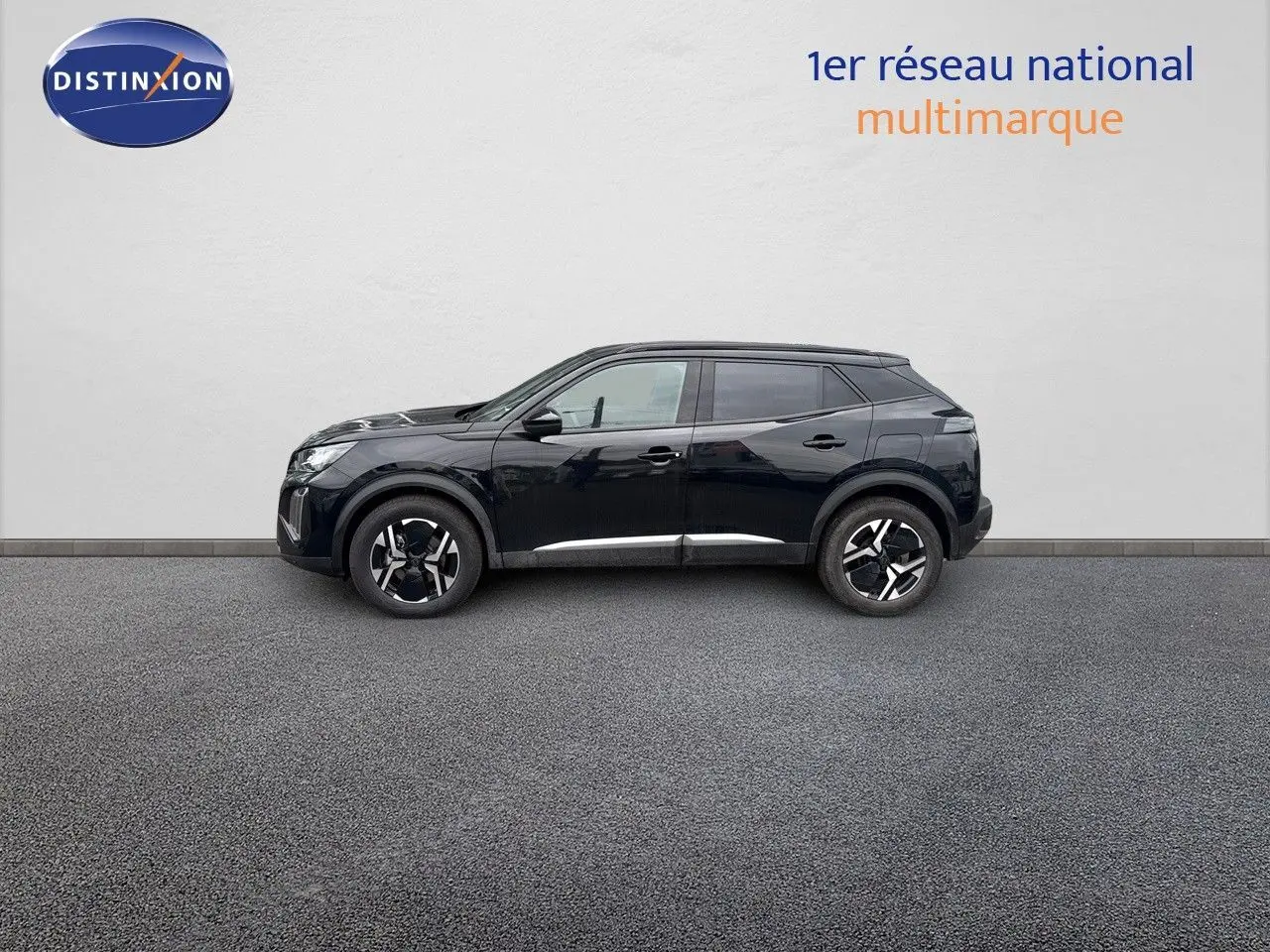 Profil côté gauche d'un Peugeot 2008 HYBRID 136CH Allure noir métal 2025 avec jantes bi-ton et lignes dynamiques.