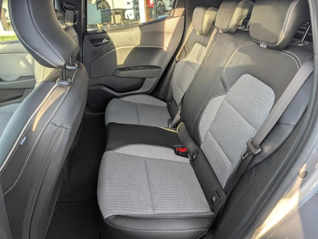Vue côté gauche des sièges arrière gris et noirs en tissu et cuir de la Renault Clio 1.0 Tce Techno 2025