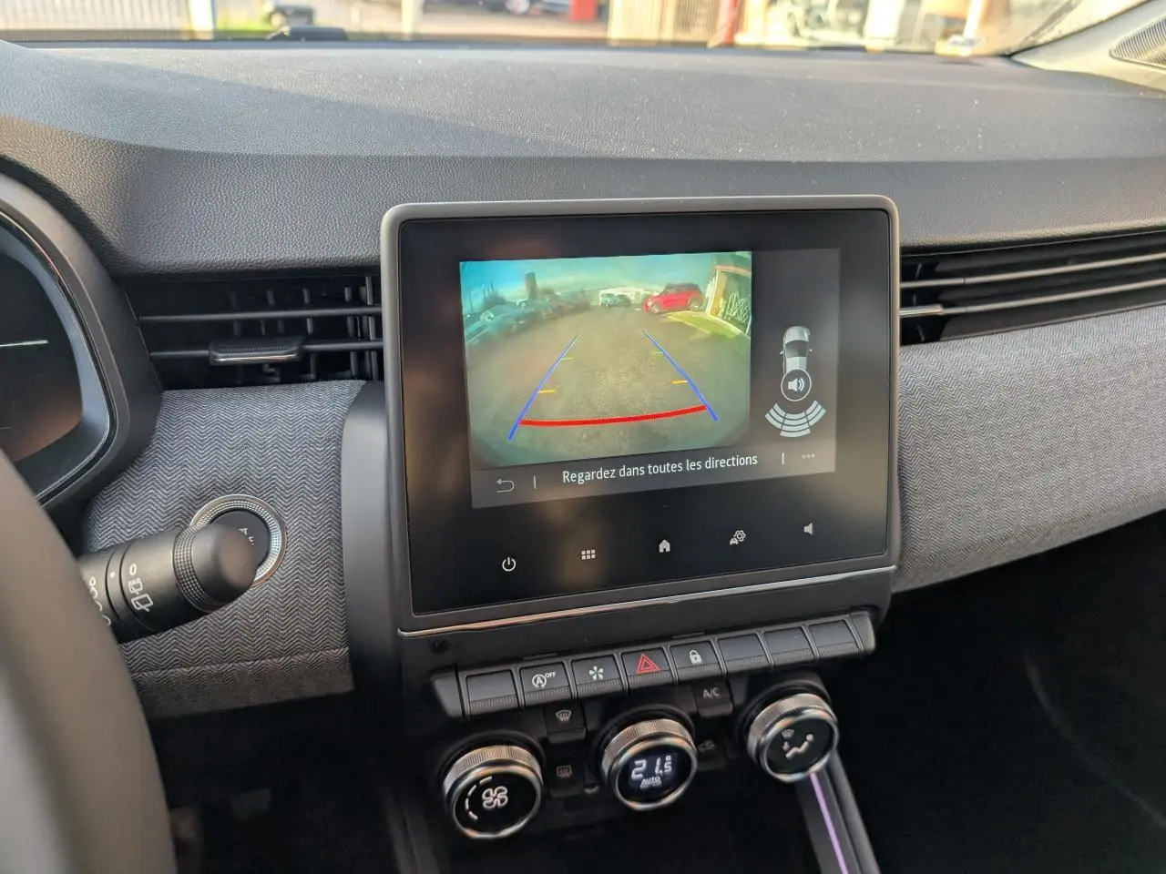Vue intérieure du tableau de bord de la Renault Clio 2025 avec écran multimédia affichant la caméra de recul.