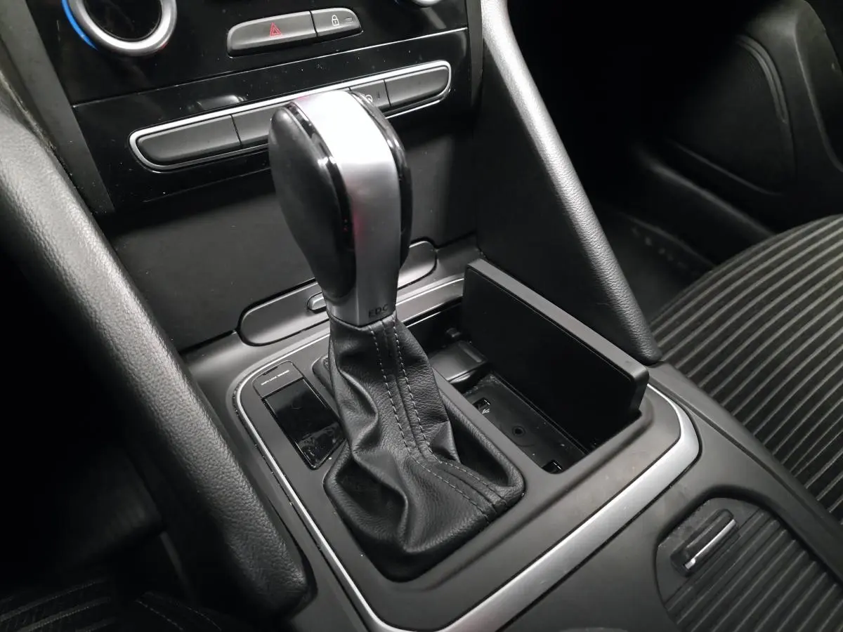 Le levier de vitesses automatique noir de la Renault Talisman Estate gris, vue rapprochée de la console centrale.