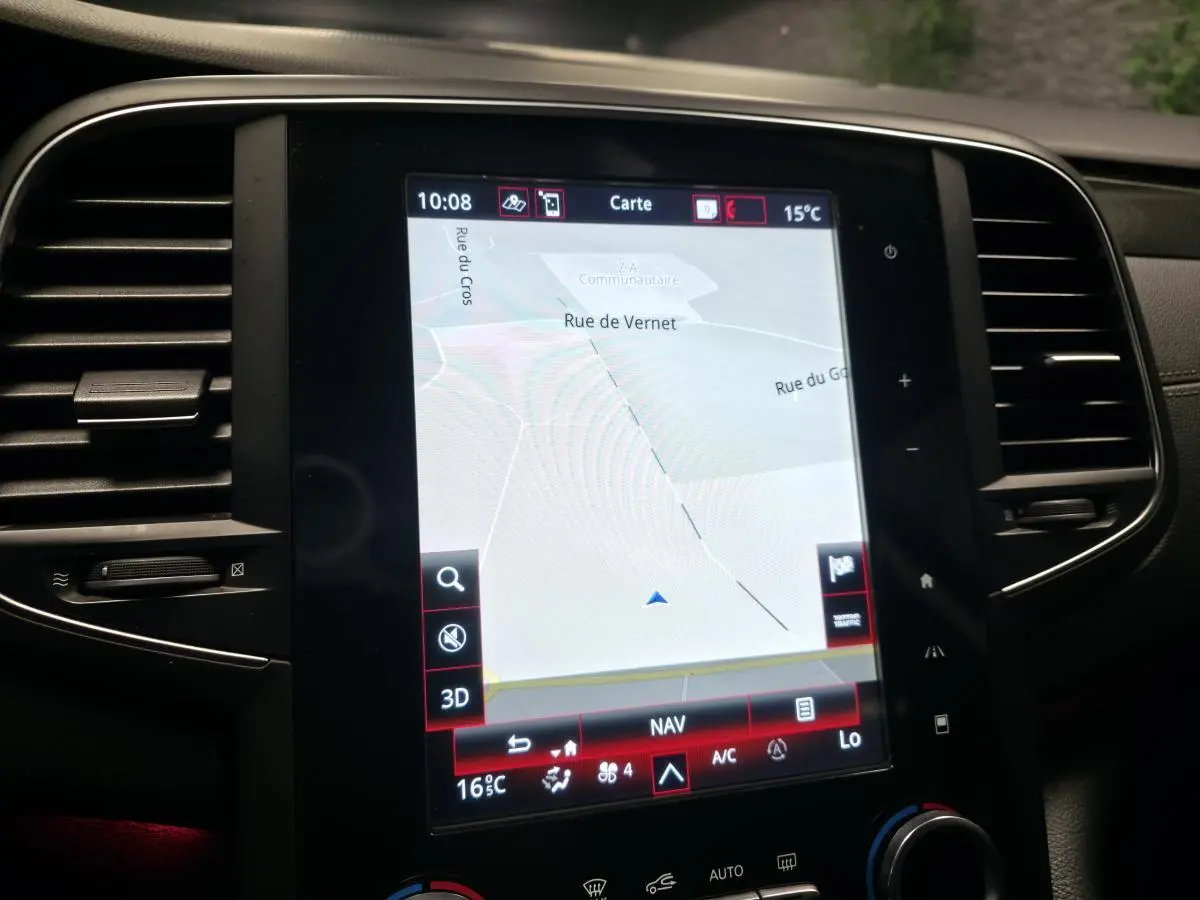 Écran tactile central du tableau de bord de la Renault Talisman Estate gris, affichant la navigation GPS.