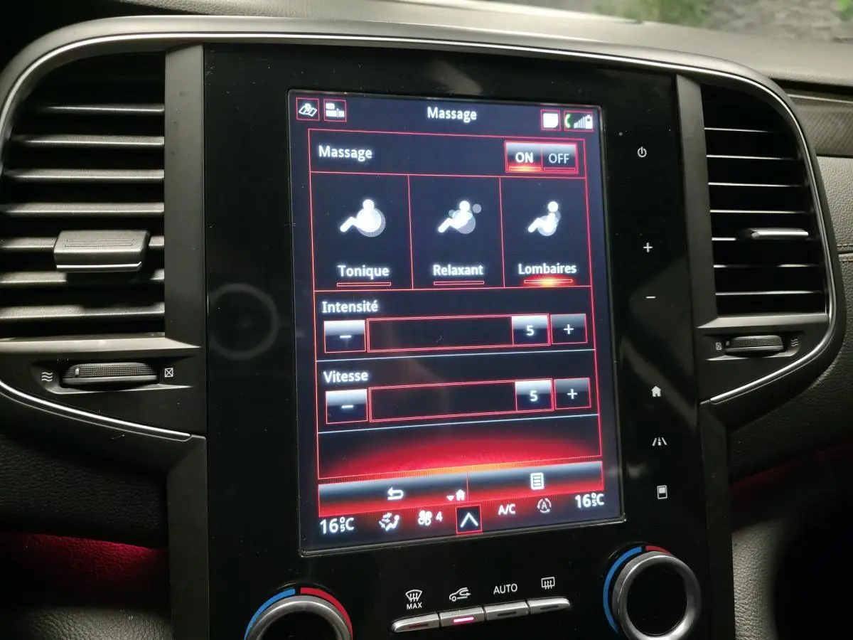 Écran tactile central du Renault Talisman Estate 2018 montrant le menu massage avec réglages d'intensité et vitesse.