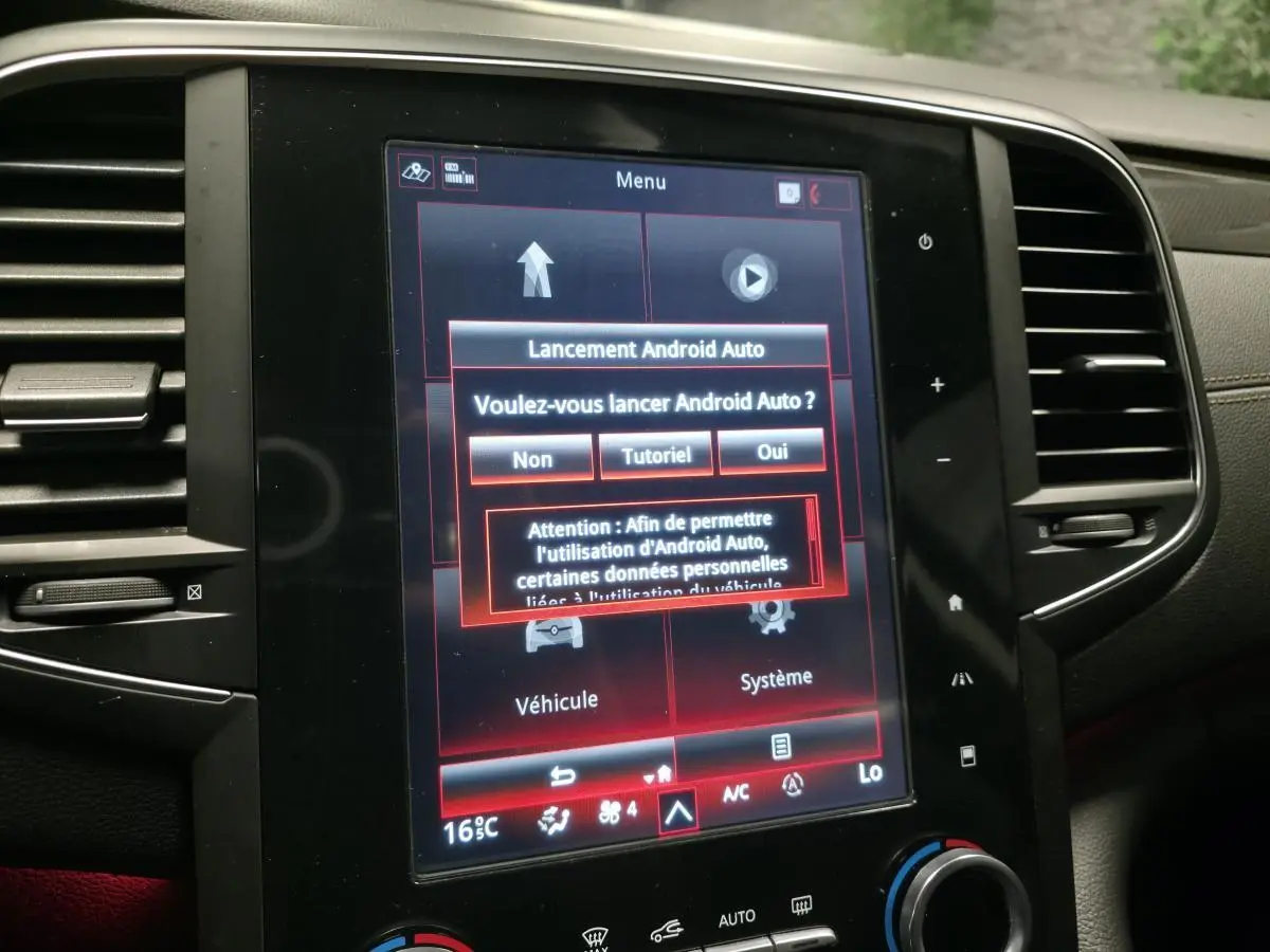 Écran tactile central du tableau de bord de la Renault Talisman Estate gris, affichant le menu Android Auto.