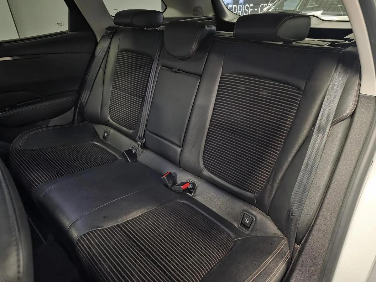 Vue intérieure des sièges arrière en tissu noir de la Renault Talisman Estate 2018, avec ceintures et appuie-têtes visibles.