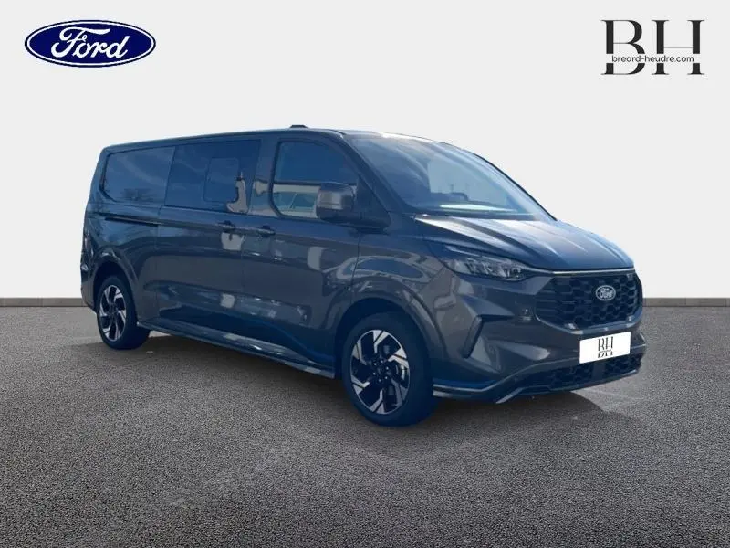 Ford Transit Custom Fourgon gris Magnetic métallisé, vue 3/4 avant droit avec jantes alu et calandre noire.