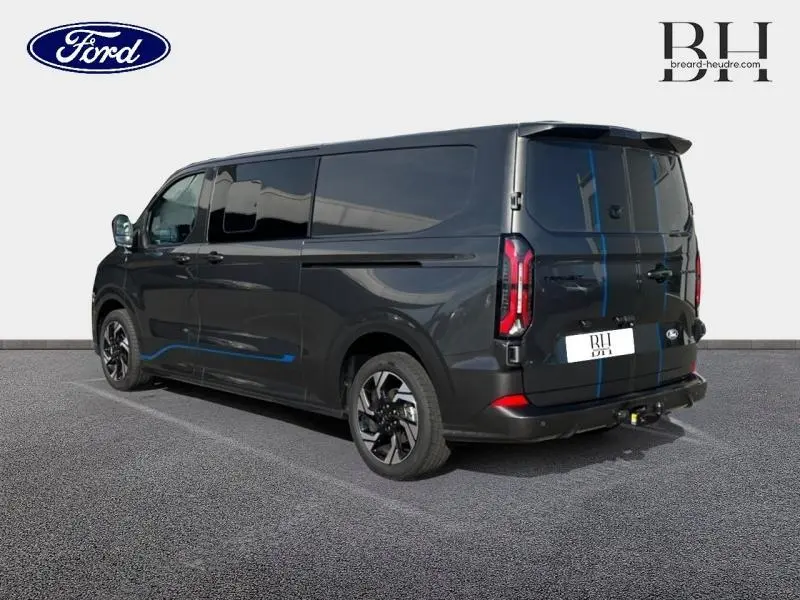 Ford Transit Custom Fourgon gris Magnetic métallisé, vue 3/4 arrière droit avec jantes alu et attelage remorque.