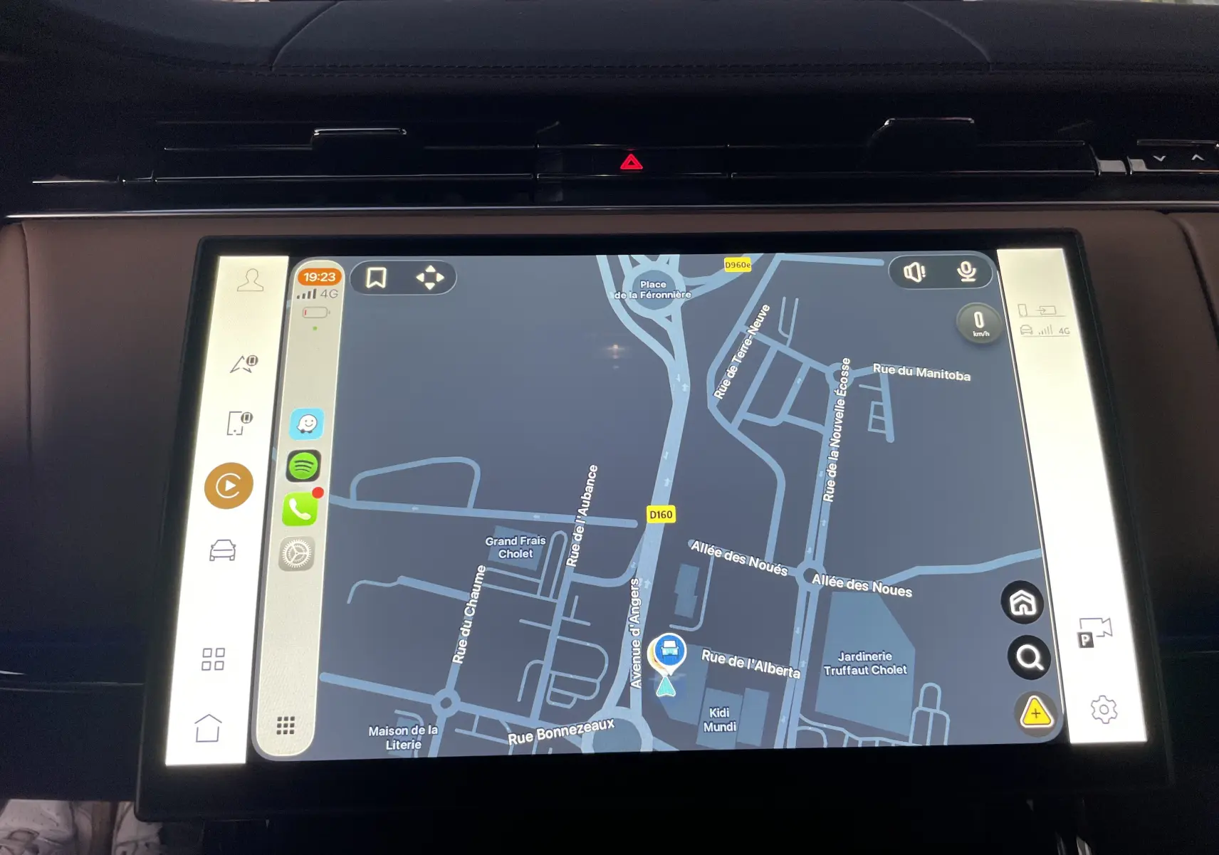 Écran tactile central du Range Rover Sport P440 HSE R-Dynamic 2023 affichant la navigation GPS en mode nuit.