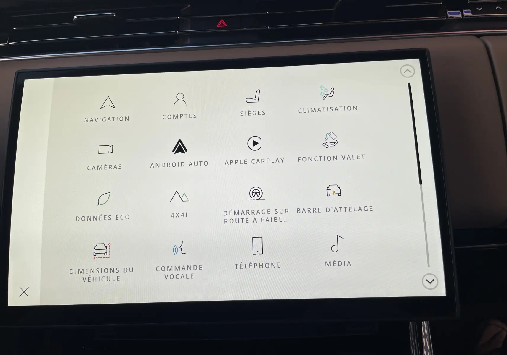 Écran tactile central du Range Rover Sport P440 HSE R-Dynamic 2023 affichant les icônes des fonctions connectées et de confort.