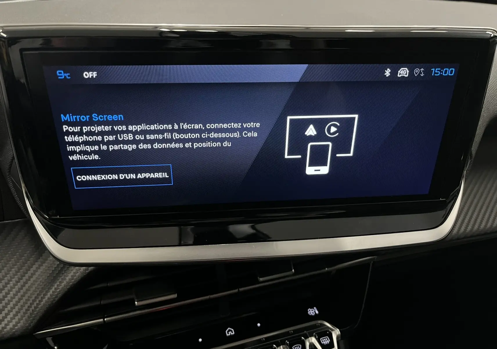 Écran tactile central du tableau de bord du Peugeot 2008 gris Artense, affichant l'interface Mirror Screen.