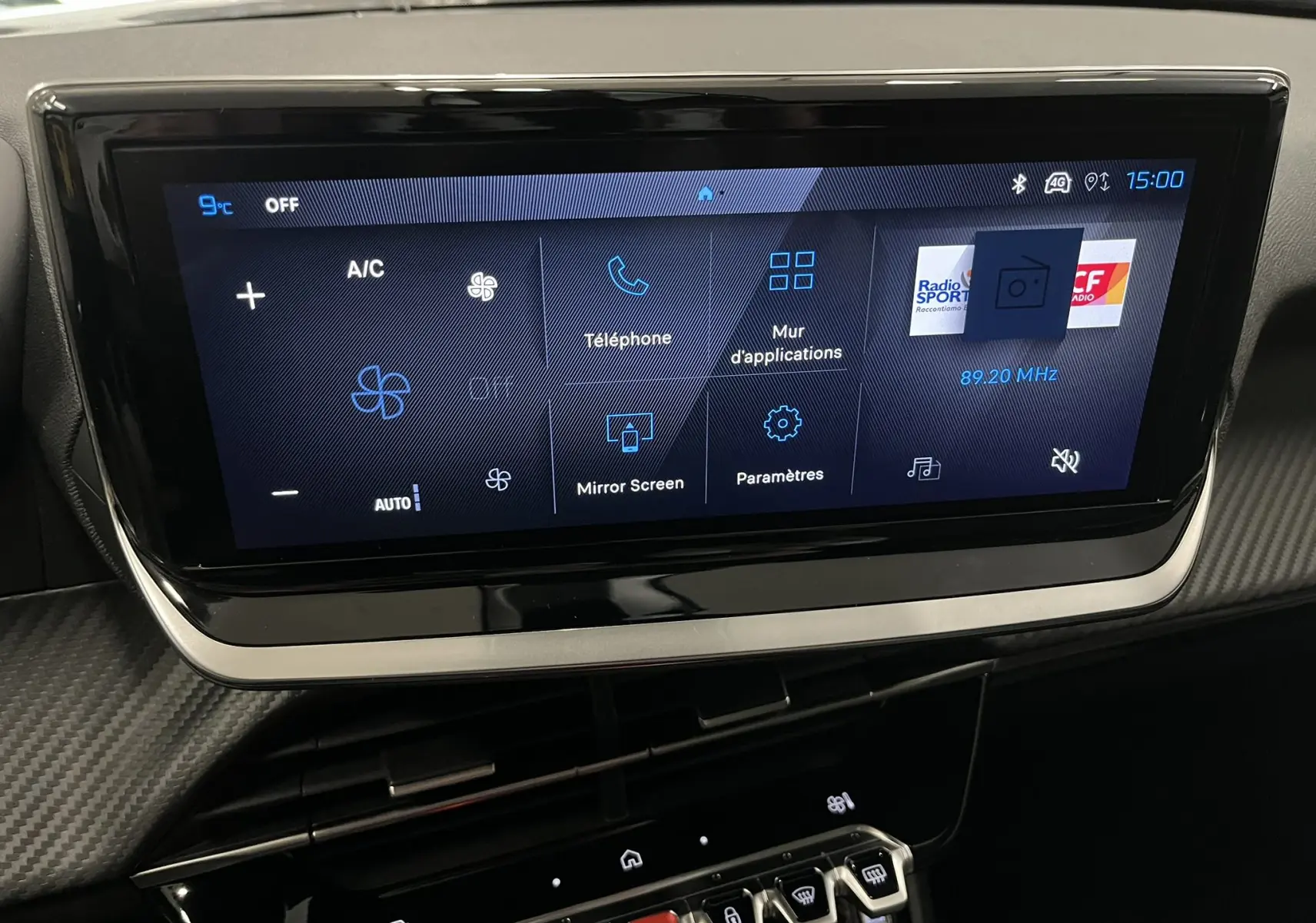 Écran tactile central du Peugeot 2008 2025 affichant les réglages climatisation et options multimédia, vue de face.