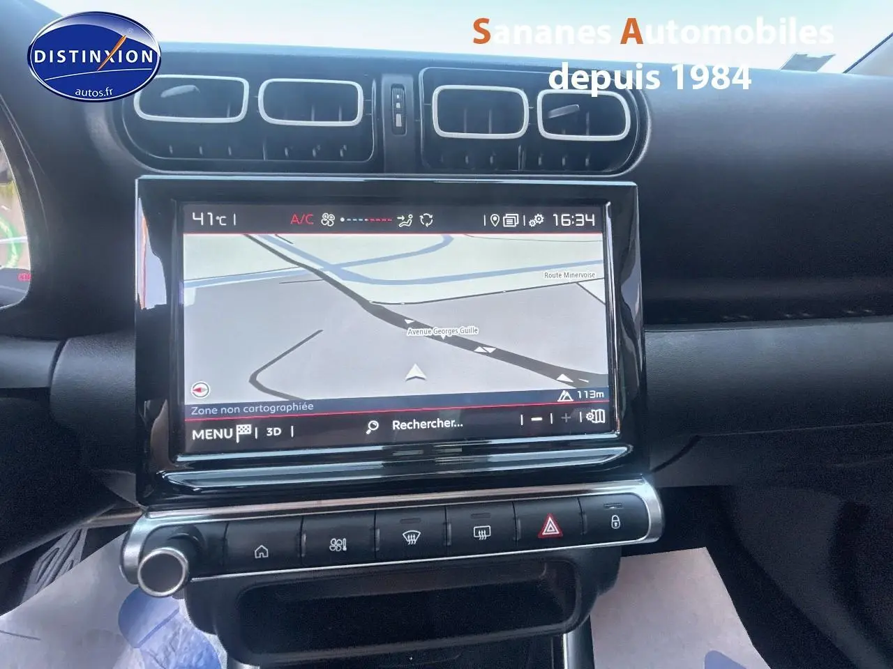 Tablette tactile 9 pouces avec navigation CITROËN Connect Nav dans l'habitacle noir du Citroën C3 Aircross gris foncé.