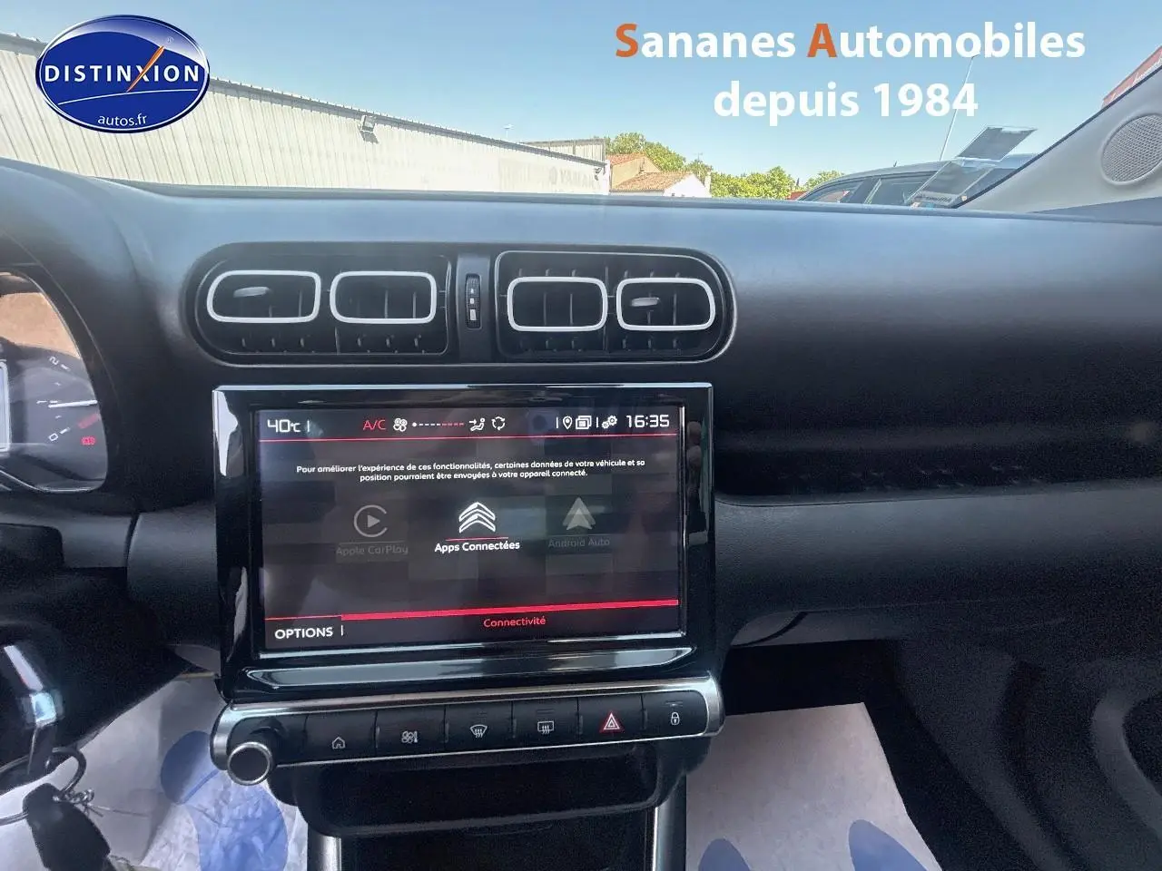 Vue intérieure centrée sur la tablette tactile 9 pouces du tableau de bord du Citroën C3 Aircross 2021.