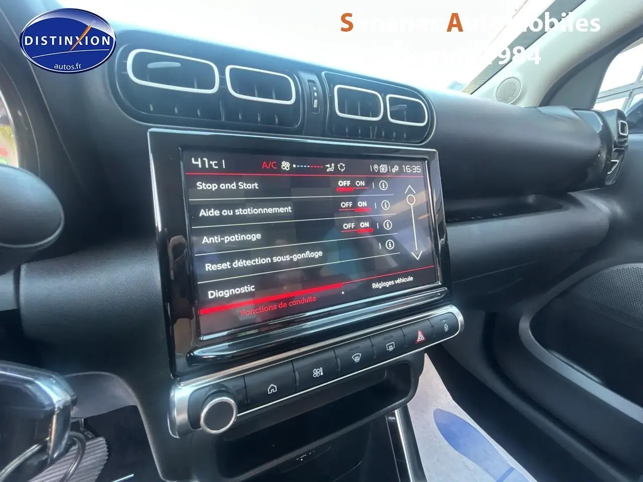 Vue intérieure du tableau de bord de la Citroën C3 Aircross gris foncé, avec écran tactile central et commandes visibles.