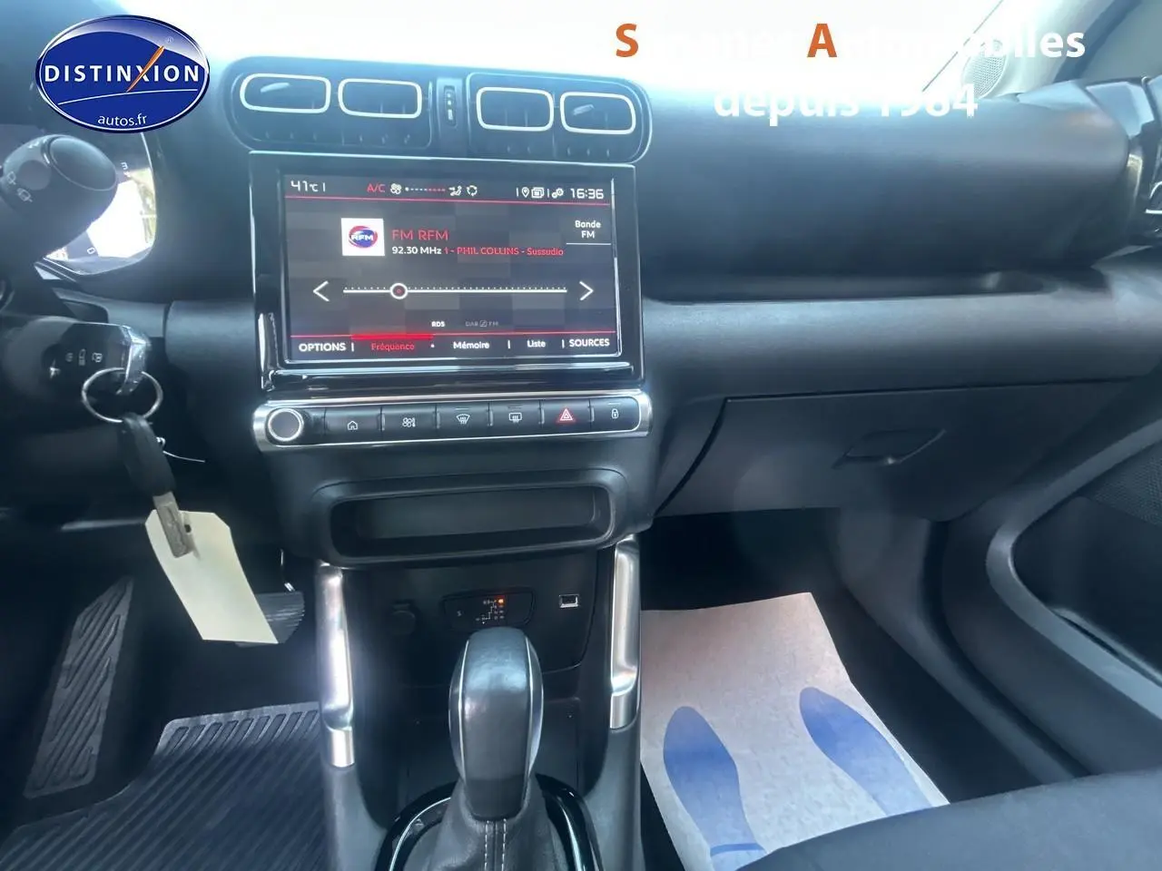 Vue intérieure centrée sur la console centrale et la tablette tactile du Citroën C3 Aircross gris foncé de 2021.