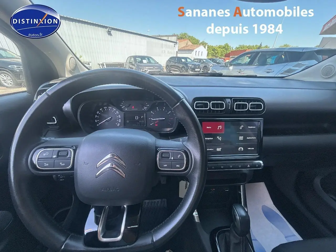 Vue intérieure du tableau de bord du Citroën C3 Aircross 2021, avec volant multifonction et écran tactile central.