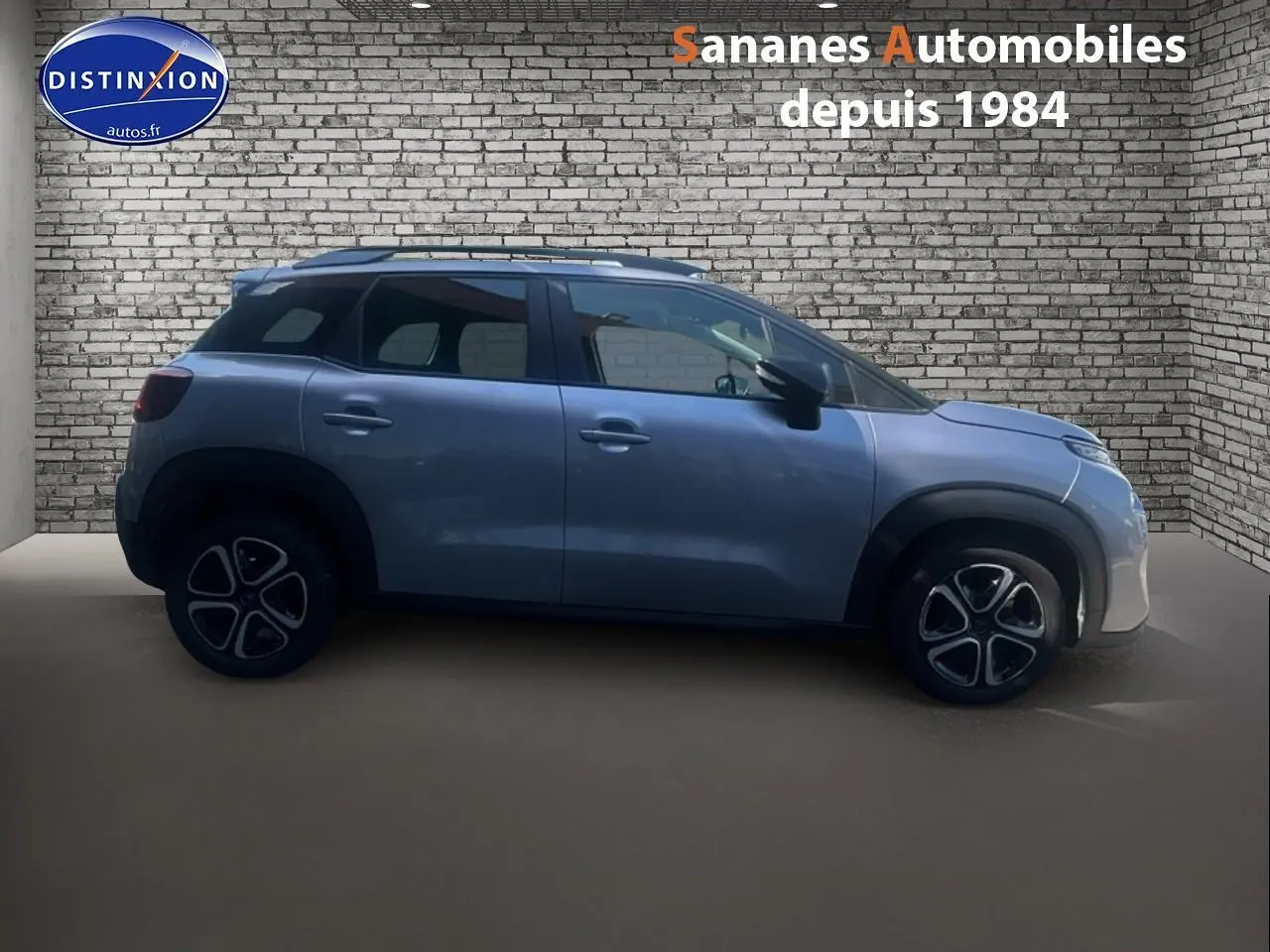Profil droit d'un Citroën C3 Aircross gris foncé avec jantes 16 pouces et élargisseurs d'ailes noirs mat.