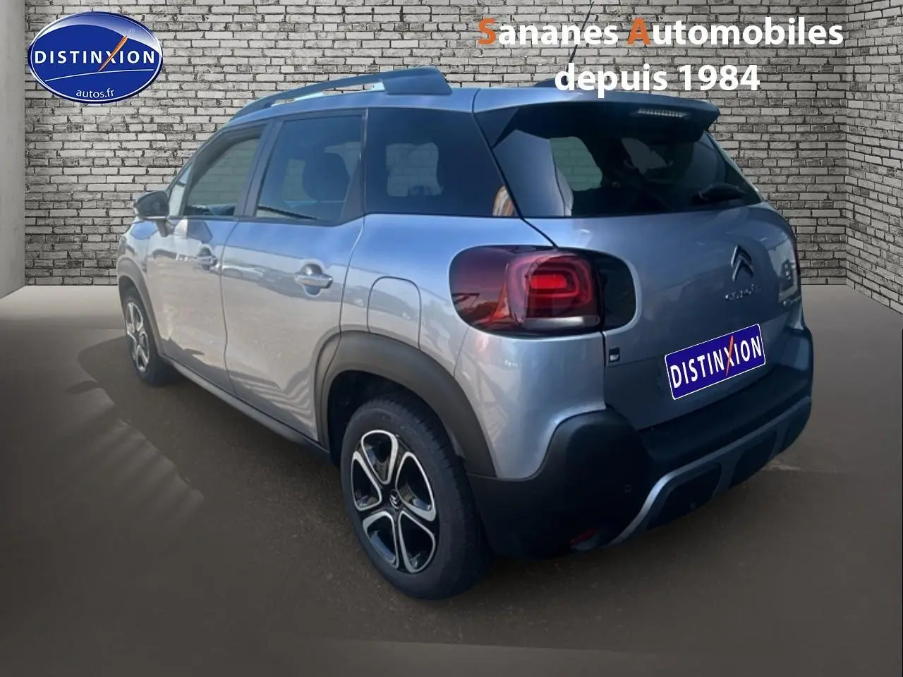 Vue 3/4 arrière droit d'un Citroën C3 Aircross gris foncé avec jantes 16'' et vitres arrière surteintées.