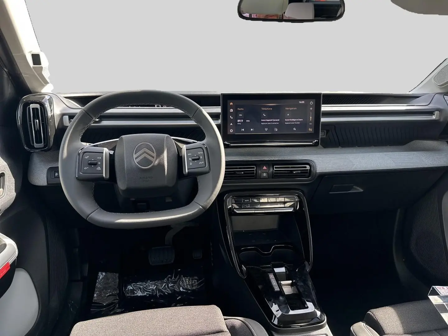 Vue intérieure avant du Citroën C3 Aircross 2026 blanc, avec tableau de bord moderne et écran tactile central.