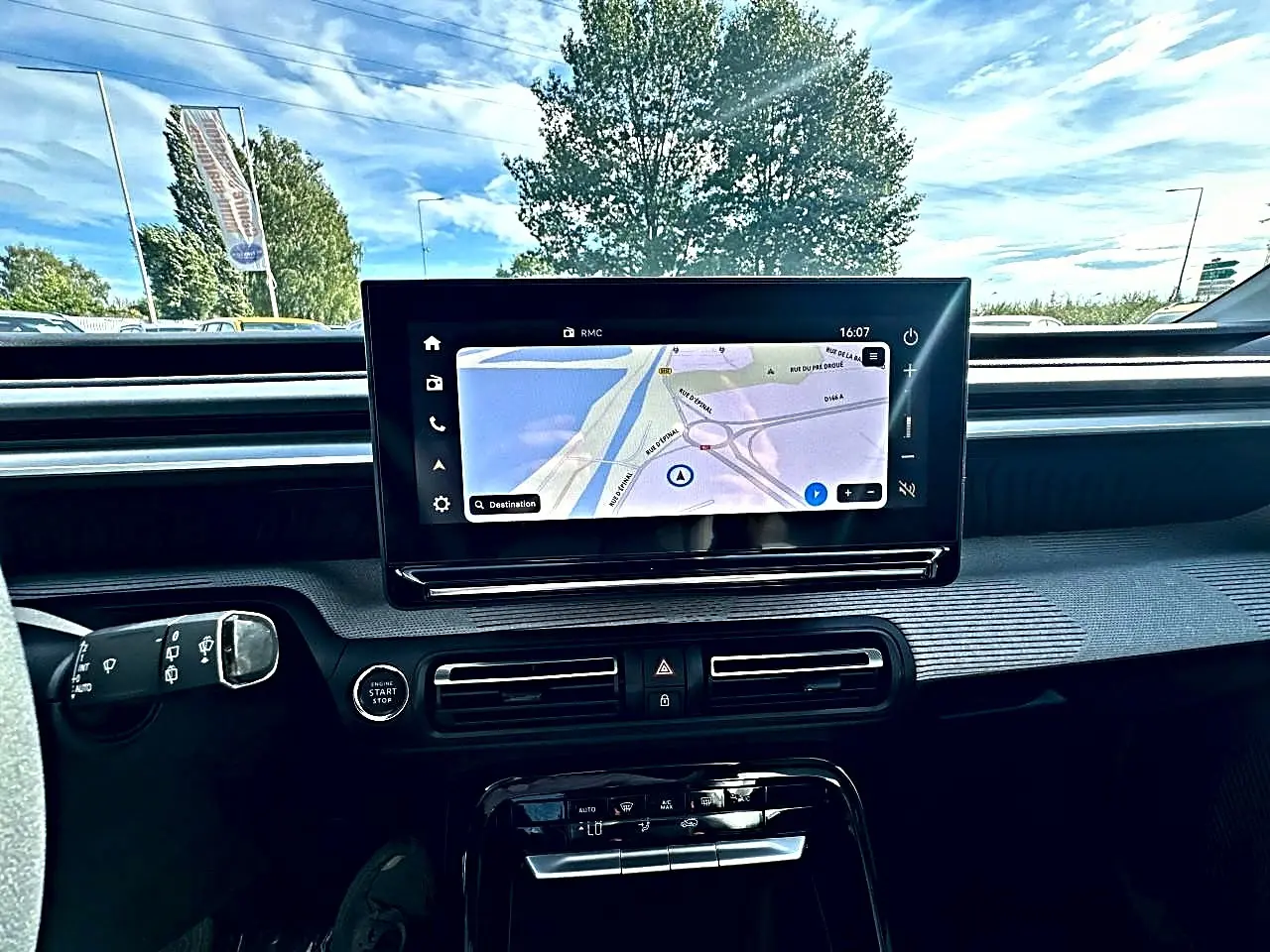 Vue intérieure du tableau de bord de la Citroën C3 Aircross 2026 avec écran tactile GPS et commandes centrales noires.