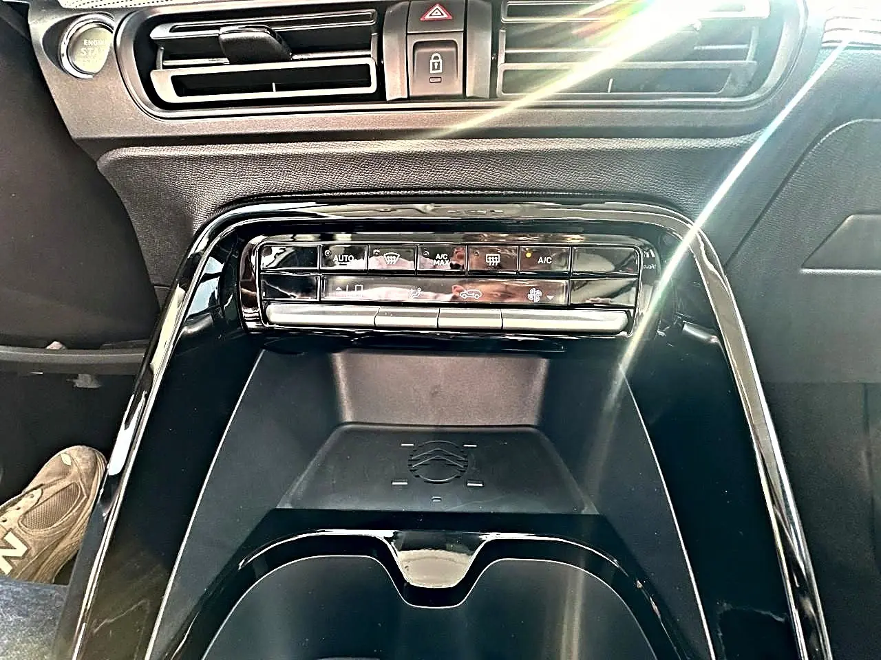 Vue rapprochée de la console centrale noire du Citroën C3 Aircross 2026 avec commandes climatisation et bouton start visible.