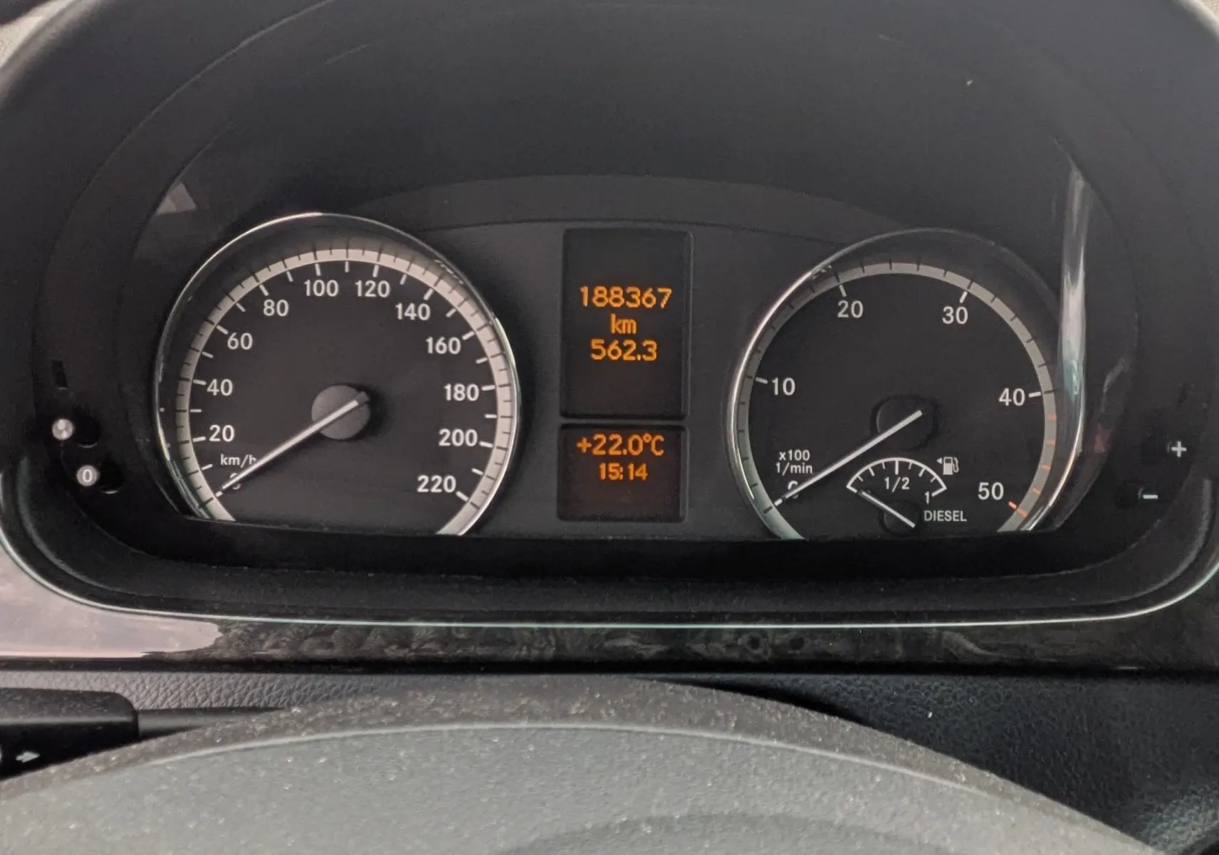 Tableau de bord et compteurs du Mercedes Viano 3.0 CDI, affichant la température et kilométrage, vue depuis le volant.