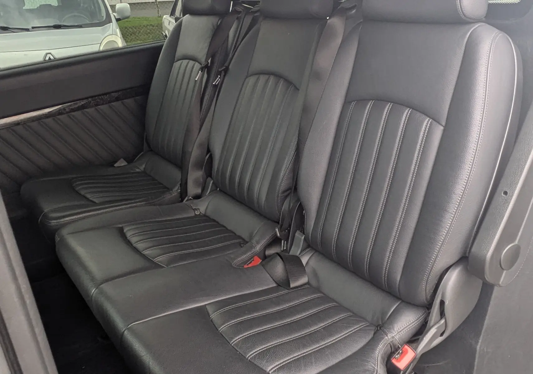 Vue intérieure côté droit du Mercedes Viano 3.0 CDI avec sièges en cuir noir et seuil de porte Mercedes-Benz visible.