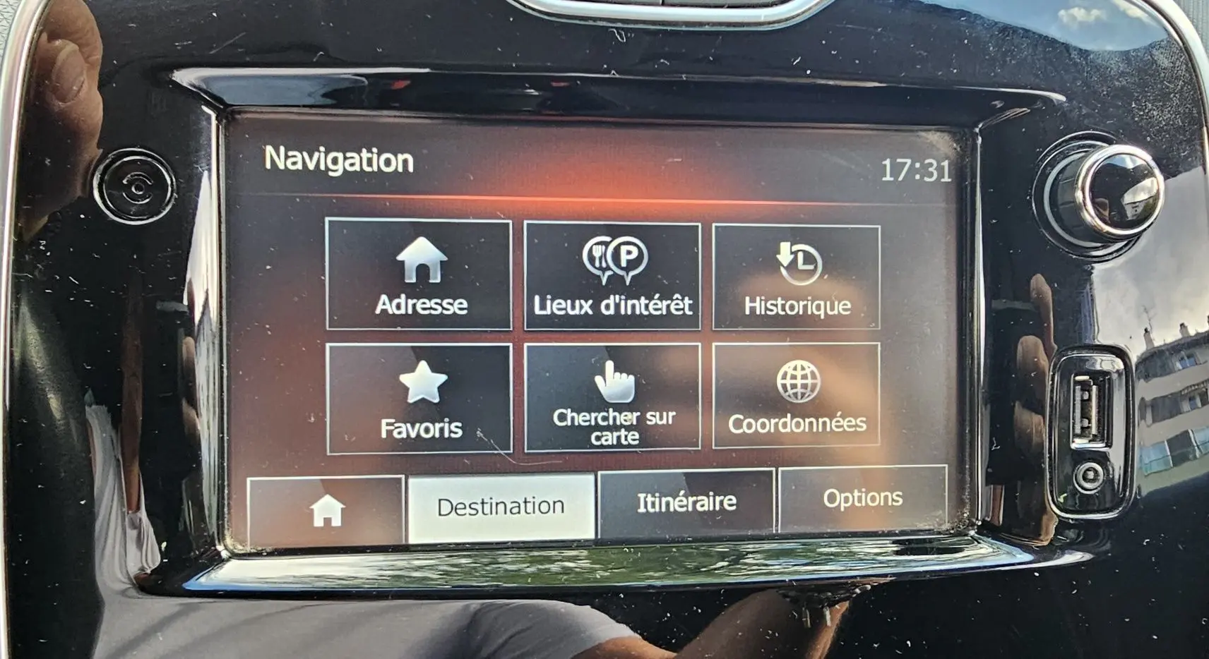 Écran tactile du système de navigation Renault Clio IV 2015, affichant les options d'adresse, favoris et itinéraire.