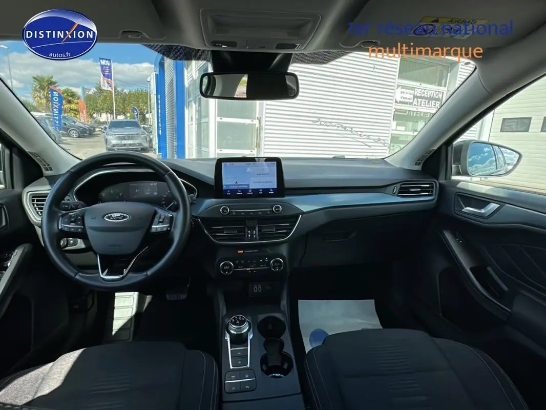 Vue intérieure avant de la Ford Focus Active 2021 gris foncé, avec tableau de bord moderne et écran tactile central.
