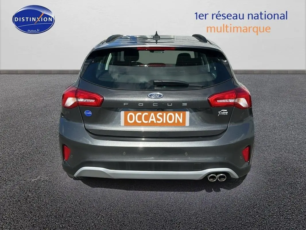 Vue arrière d'une Ford Focus Active gris foncé avec barres de toit et double sortie d'échappement chromée.