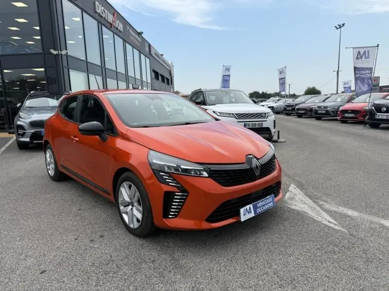 Renault Clio V SCE 65 Evolution orange vue 3/4 avant droit, avec feux LED distinctifs et calandre noire.