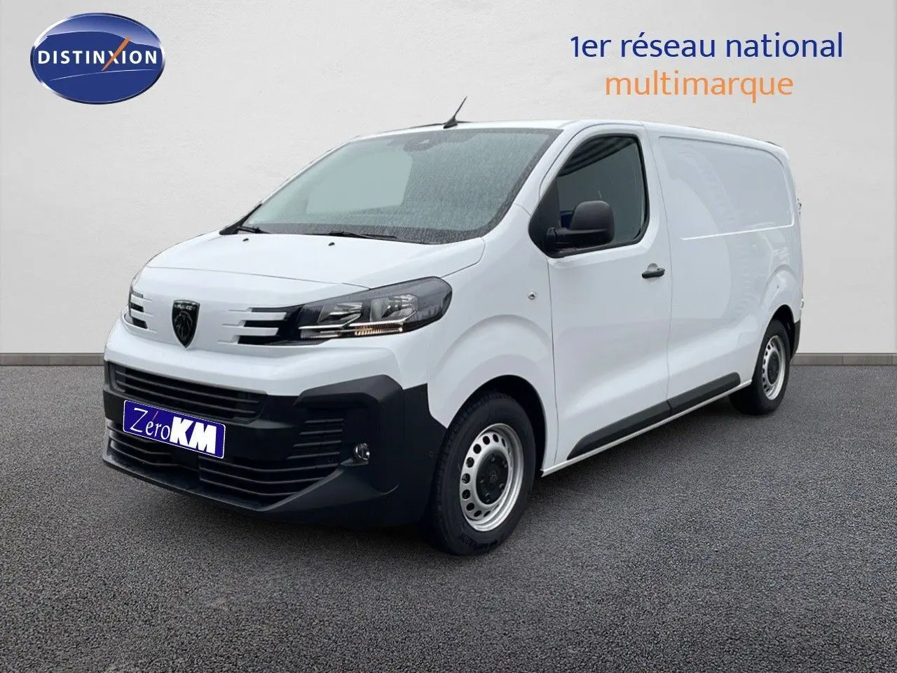 Peugeot Expert Fourgon blanc icy vu en 3/4 avant droit avec calandre noire et jantes acier simples.