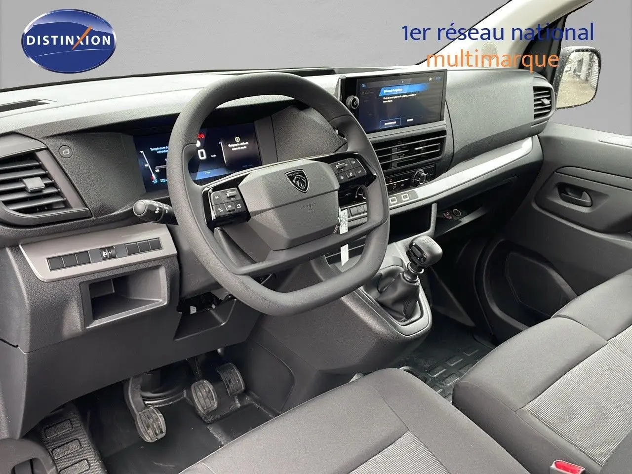 Vue intérieure côté conducteur du Peugeot Expert Fourgon 2025 avec tableau de bord moderne et volant multifonction noir.