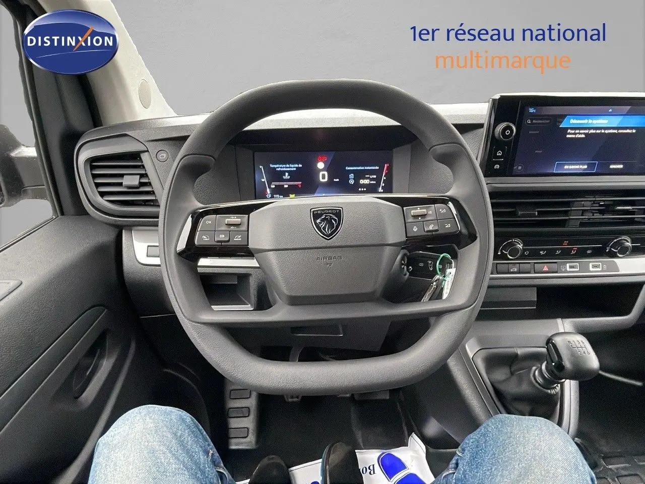 Vue intérieure centrée sur le volant Peugeot Expert Fourgon blanc Icy 2025 avec tableau de bord numérique et levier de vitesses manuel.